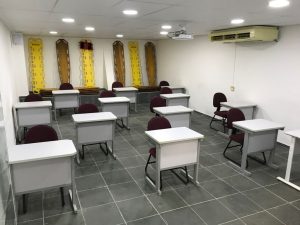 Salas de aula amplas, bem iluminadas e ventiladas.